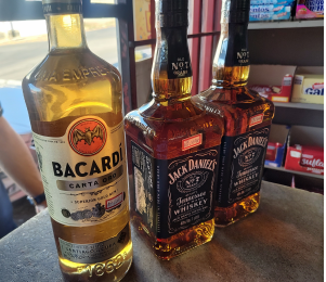 2 Garrafas de whiskey e Um Bacardi Carta Oro