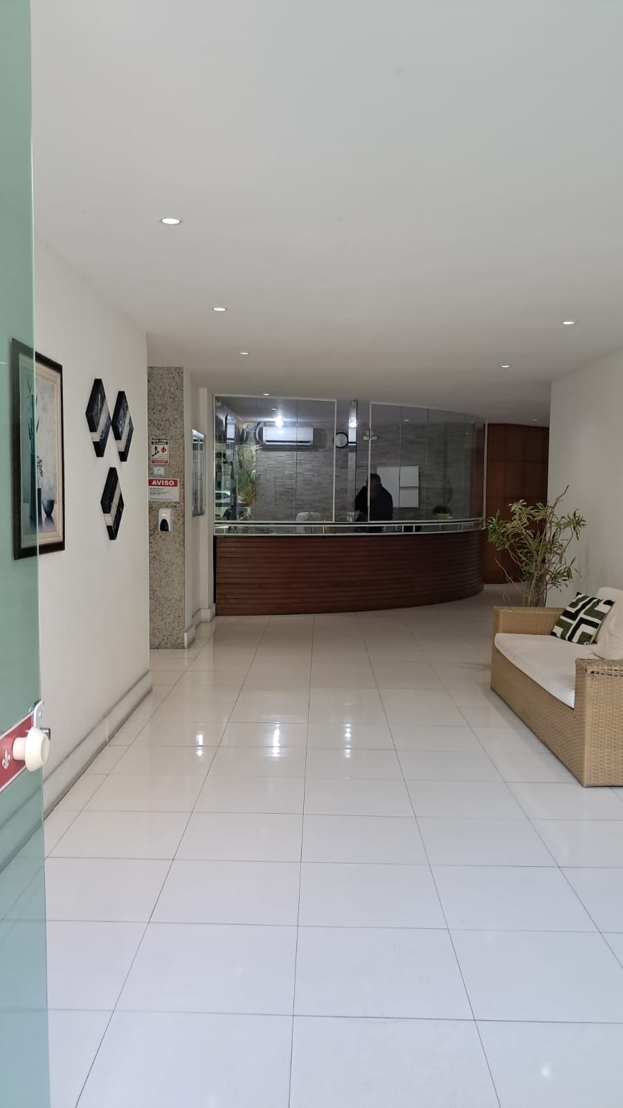 APTO. DUPLEX (224,30m²), 03 SUÍTES e VAGA nO CENTRO DE CABO FRIO - RJ