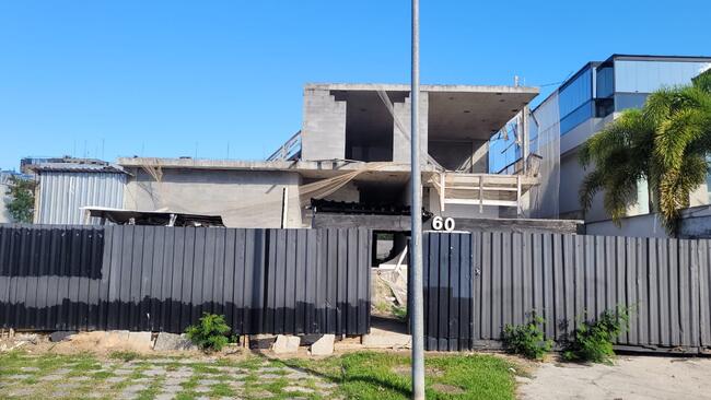 CASA 02 PAVTOS. (previsão 1.227,25m²) c/05 SUÍTES NO CONDOMÍNIO "PARK PALACE", BARRA DA TIJUCA-RJ