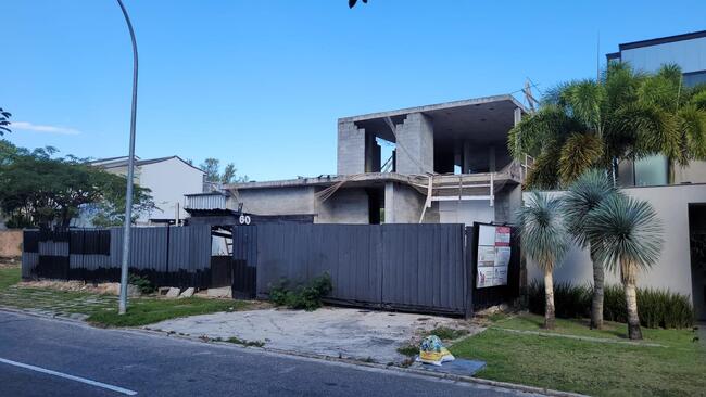 CASA 02 PAV. em CONST. (Terreno 1.336,50m²) COND. "PARK PALACE", BARRA DA TIJUCA-RJ (VISITAÇÃO)