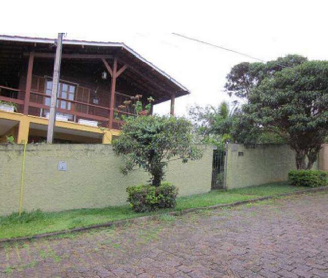 CASA EM PIRACAIA COM 2 TERRENOS.