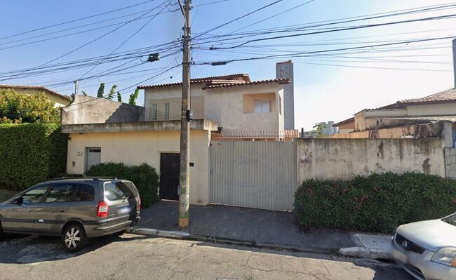 CASA  NA VILA PARANAGUÁ.