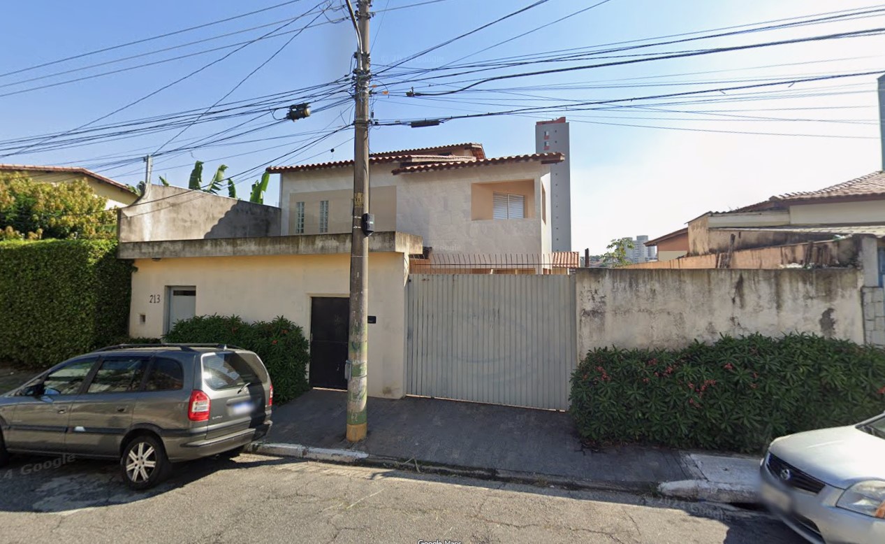 CASA  NA VILA PARANAGUÁ.
