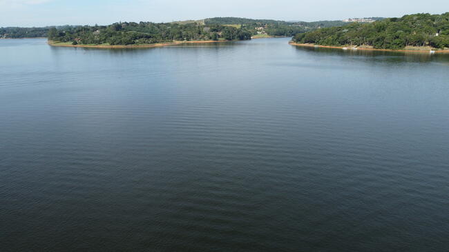 terreno PÉ NA AGUA  no condomínio porto de Ibiúna  3.532  M²