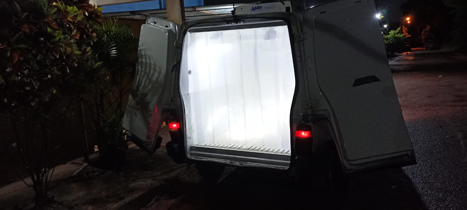 FIAT / FIORINO IE - 2000/2000 - BRANCA - GASOLINA/GNV - Motor 1.5 Fiasa gnv de 22 metros cúbicos termo-king batendo -10 graus ideal para trabalhar com carga fria, tudo funcionando perfeitamente. Condicional. — foto 3 de 3