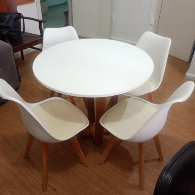 MESA COM 4 CADEIRAS