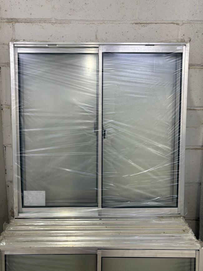 Duas janelas de alumínios com vidro. Medidas 1 por 1. Novas