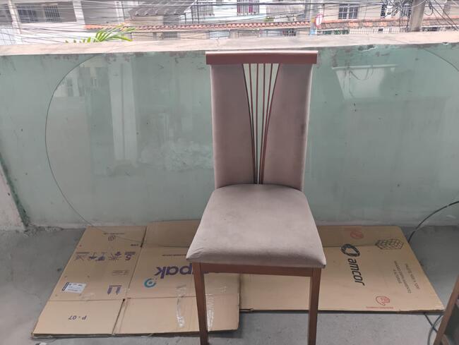 Mesa de vidro com 8 cadeiras excelente estado valor 790 reais