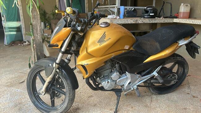Moto CB 300, ano 2011. Documento está em dia. Não tem multas nem dividas. Somente as despesas de Duda de transferência e documento de licenciamento de 2026