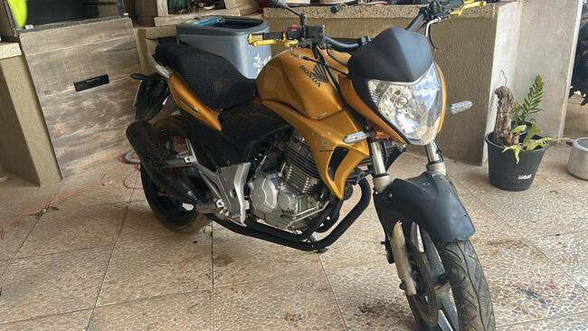 HONDA / CB 300, ANO 2011, EXISTEM AVARIAS NAS CARENAGENS, DOCUMENTAÇÃO EM DIA. CONDICIONAL