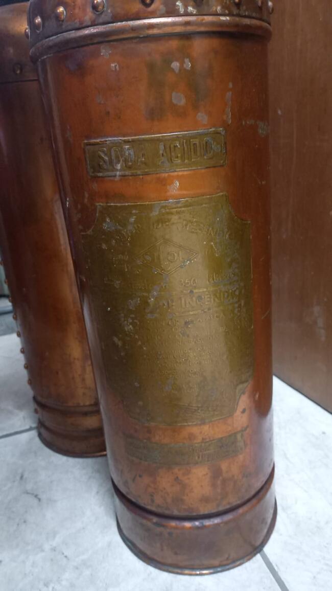 2 EXTINTORES EM COBRE ANTIGO. ALTURA 60CM