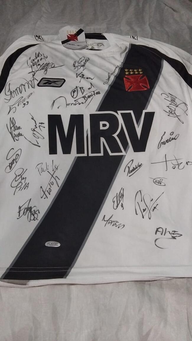 Camisa do Vasco Autografada pelo Elenco 2008. Nova na Etiqueta. Presente do Roberto Dinamite.  Item histórico e exclusivo, recebido como presente das mãos de Roberto Dinamite, um dos maiores ídolos da história do clube. Nunca foi usada.
