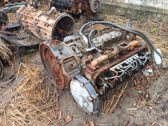 1 Motor a Diesel Cummins sem cabeçote + Caixa de Transmissão Mercedes-Benz