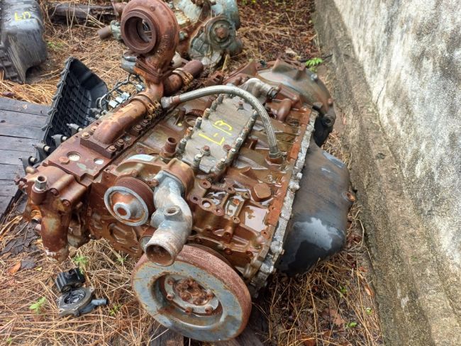 1 Motor a Combustão Cummins 6 cilindros