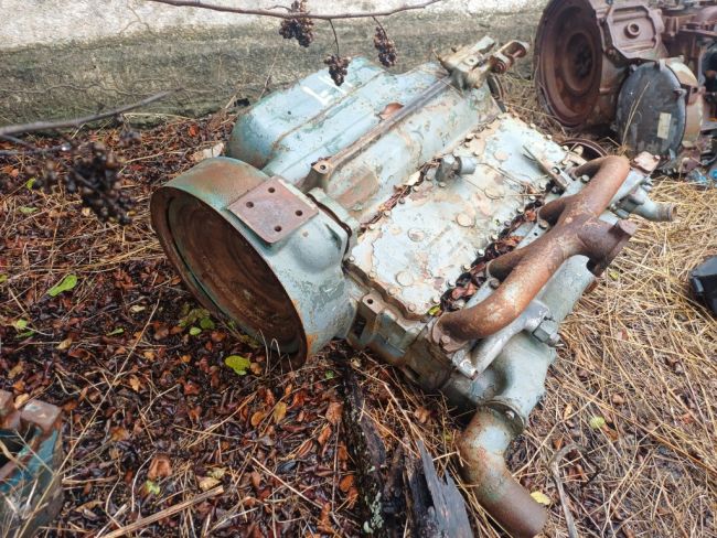 1 Motor a Combustão Cummins 6 cilindros