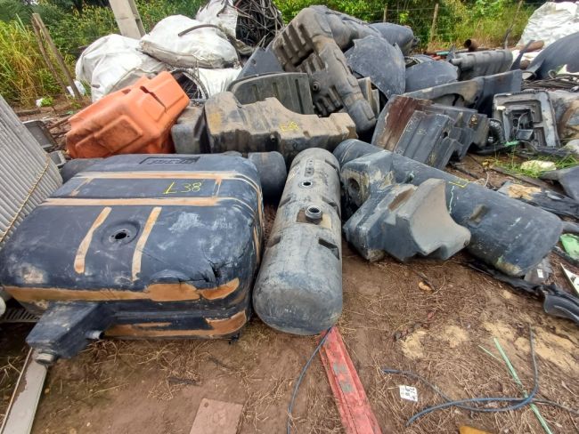 1 Lote de diversos: Tanques de combustível e mangueiras
