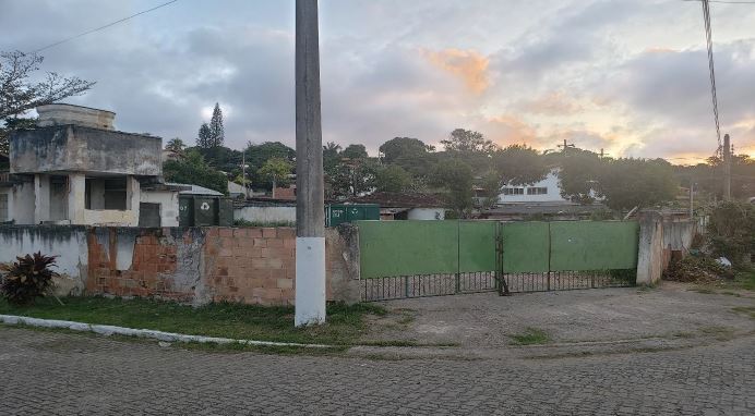 LOTE MURADO COM UMA PEQUENA CONSTRUÇÃO E UM GRANDE ESPAÇO PARA CONSTRUIR