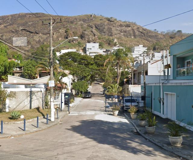 JACAREPAGUA - CASA COM 260M² NA RUA PROFESSOR CRISTÓVÃO GASPAR N° 53