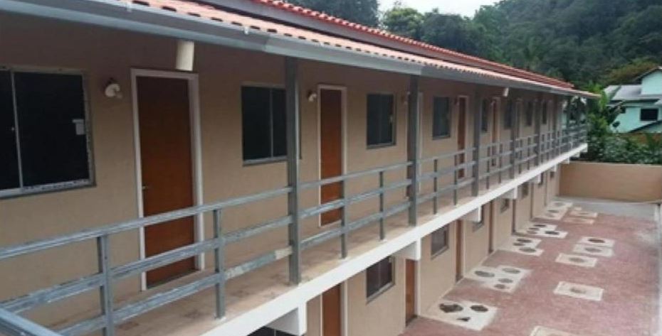 SITE COMPRE - PRÉDIO DE DOIS PAVIMENTOS DIVIDIDOS EM 40 UNIDADES RESIDENCIAIS, LOCALIZADO NA ESTRADA DO RIO PEQUENO, 104, JACAREPAGUA, RIO DE JANEIRO/RJ. CADA APARTAMENTO TEM 20,00 M²