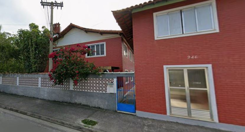 RIO DAS OSTRAS - Pousada Bouganville Rua Rio de Janeiro, n° 246 –composta por cinco prédios, piscina; bar; restaurante; Salão pra almoço. Salão de jogos; 35 quartos com suítes; estacionamento amplo..