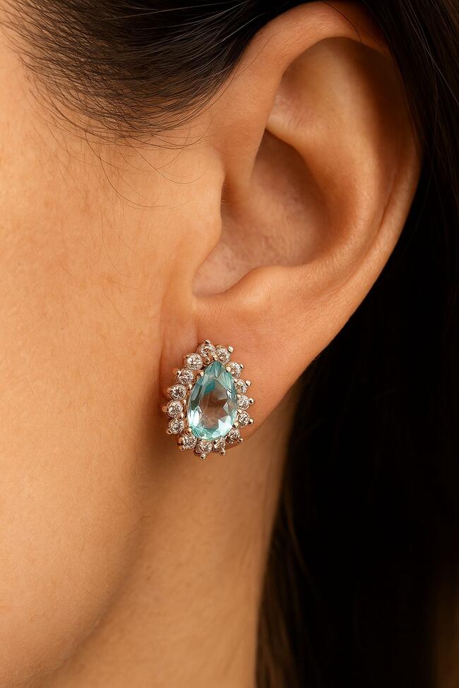 Par de brincos com pedras agua marinha e diamantes ouro amarelo 18k.Todas as peças passam por análise e curadoria especializada, garantindo autenticidade e qualidade conforme descrito no lote. Acompanha certificado garantindo a procedência do ouro.