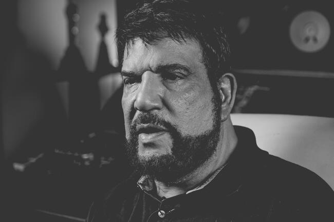 Música exclusiva  e um violão autografado.
