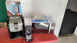 Foto de MICRO-ONDAS, BEBEDOURO, CAFETEIRA, BALANÇA, INTERFONE E PAINÉIS LED. NO ESTADO QUE SE ENCONTRAM.