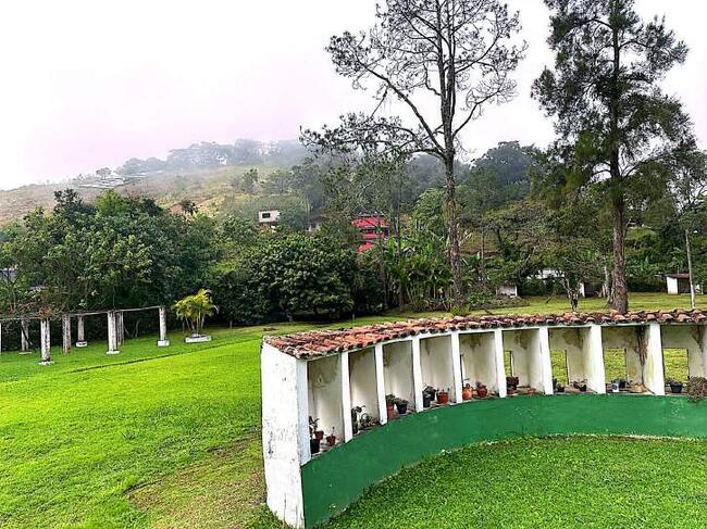 Terreno De 4.497m² Com Casa, Piscina E Edificações – Ipiabas/rj, localizado em Barra Do Piraí - RJ, bairro Ipiabas