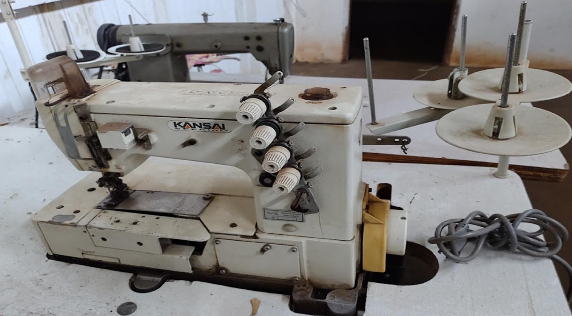 01 máquina de coluna adaptada Kansal - leilão judicial - Não informado BR - lance mínimo R$ 3.150