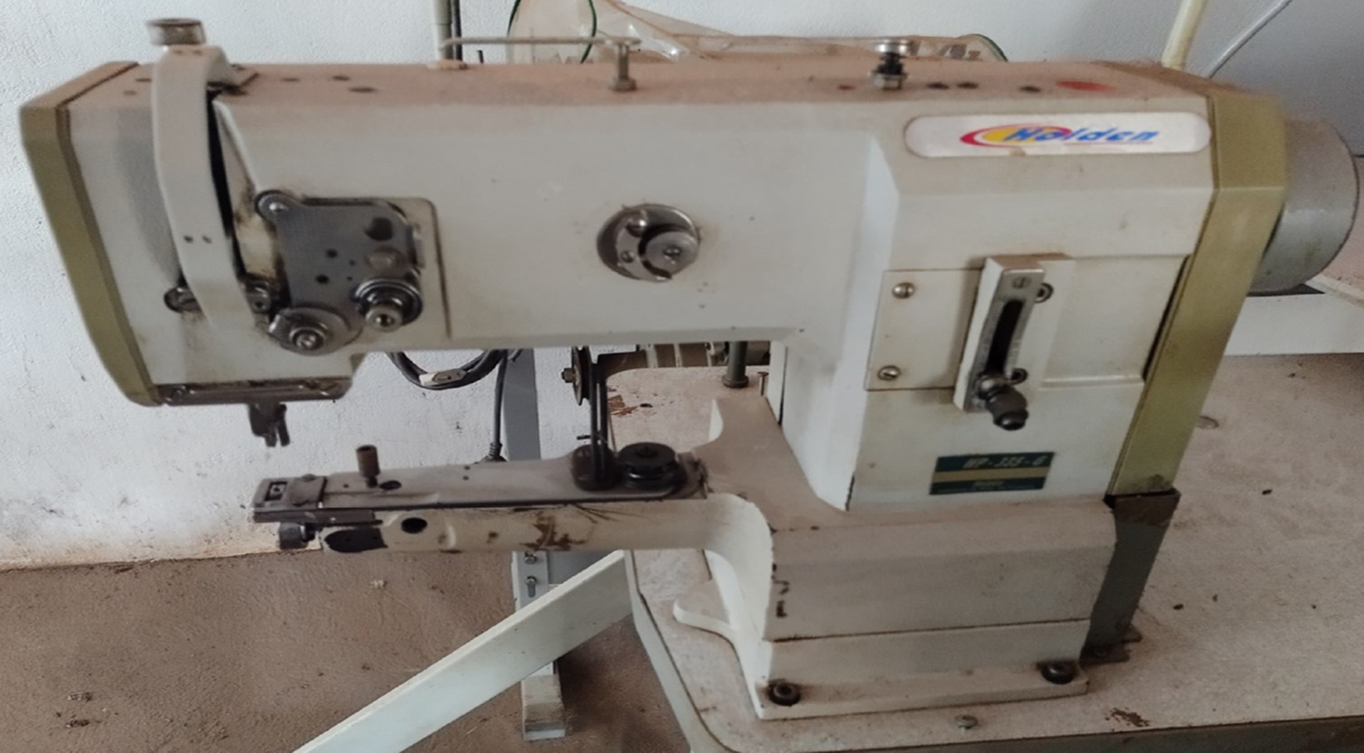 01 máquina de braço Holden - leilão judicial - Não informado BR - lance mínimo R$ 3.850