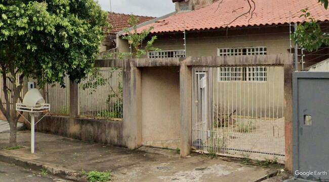 Imóvel C/ 200m² No Conj. Hab. Ernani Moura Lima Ii Em Londrina/pr, localizado em Londrina - PR