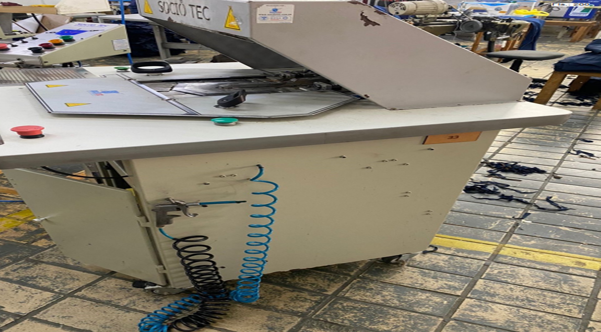 01 máquina de costura industrial de passar bolsos e lapelas, marca Socio Tech - leilão judicial - Não informado BR - lance mínimo R$ 10.000