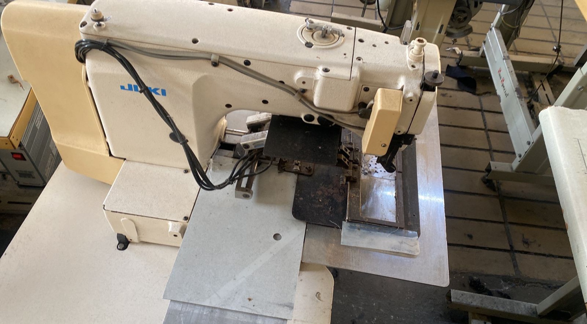 01 máquina de costura industrial filigrana, marca Juki - leilão judicial - Não informado BR - lance mínimo R$ 10.000