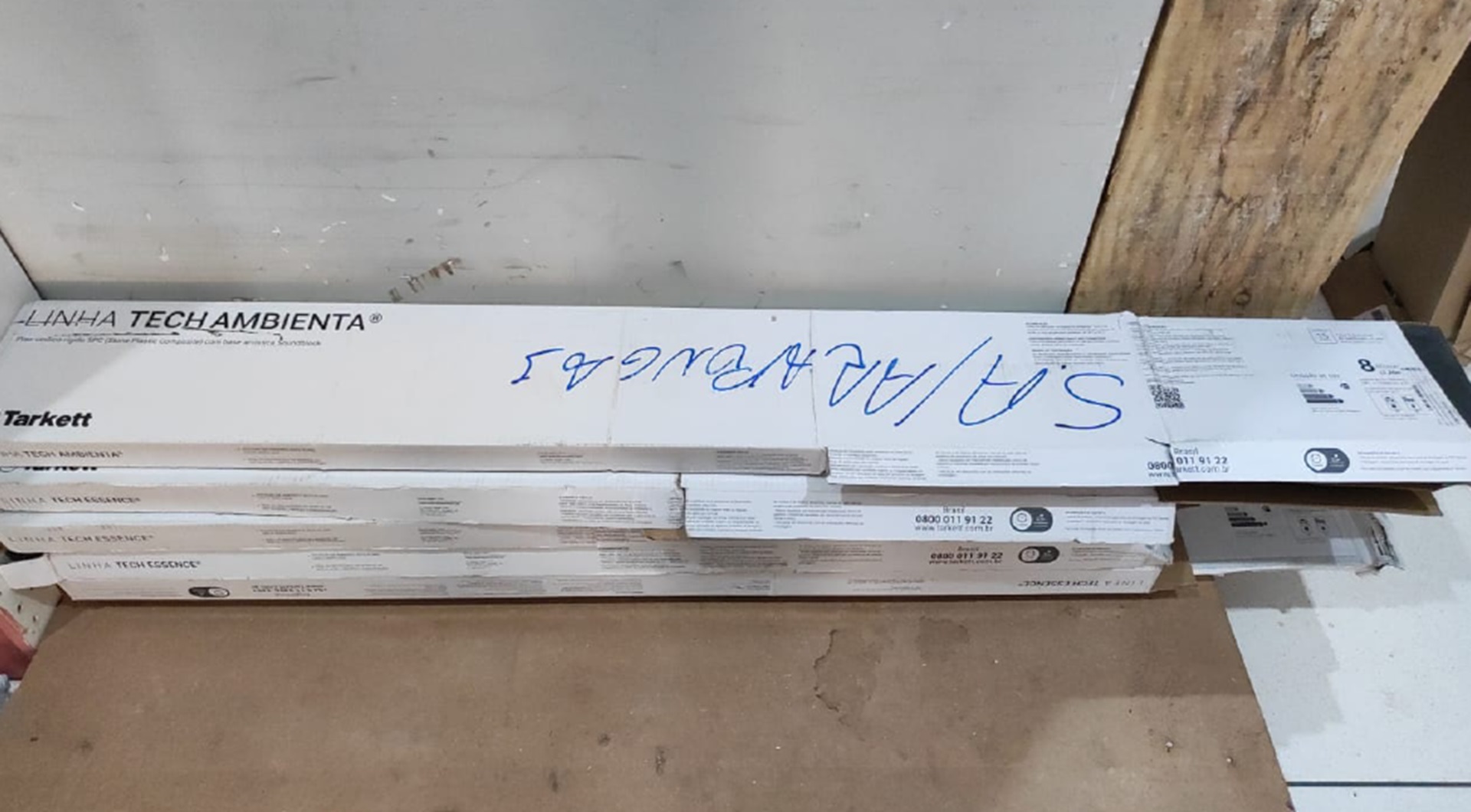 06 caixas de piso vinílico, marca Tarkett - leilão judicial - Não informado BR - lance mínimo R$ 1.452