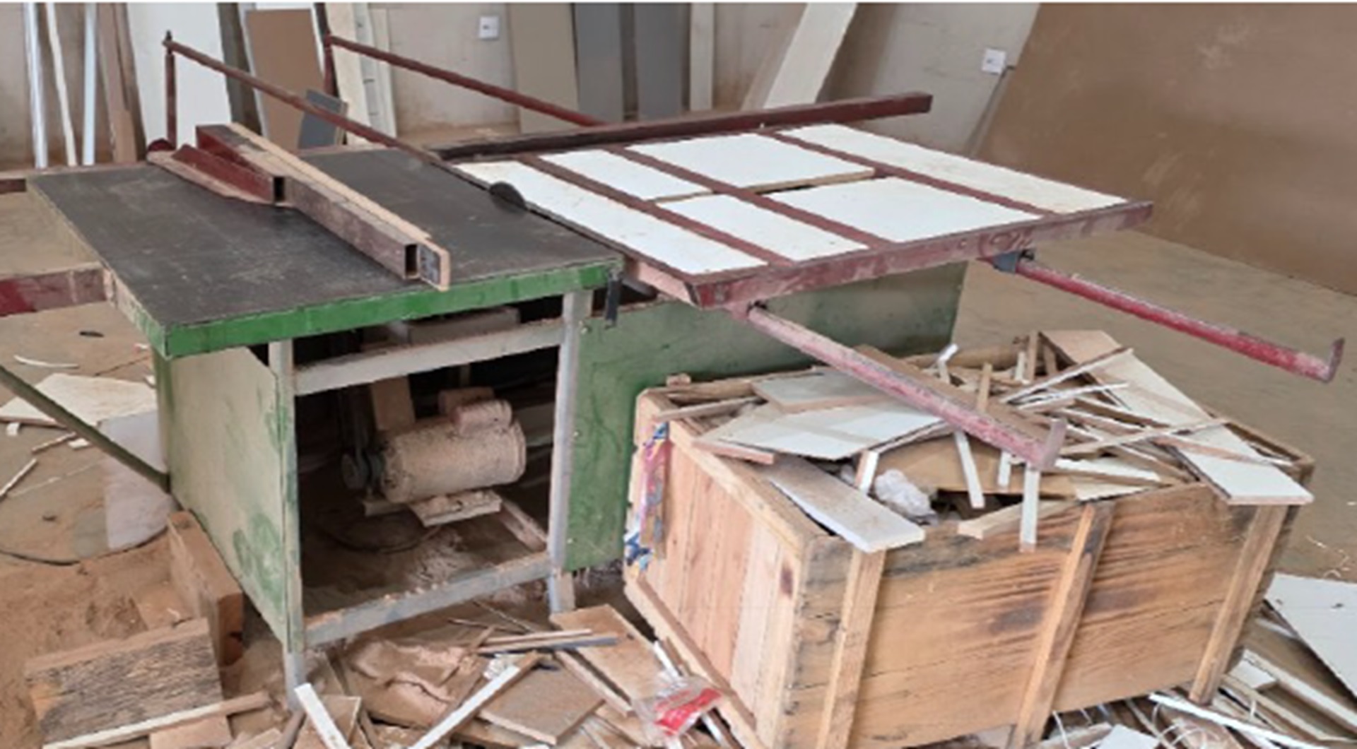 01 máquina esquadrejadeira - leilão judicial - Não informado BR - lance mínimo R$ 4.000