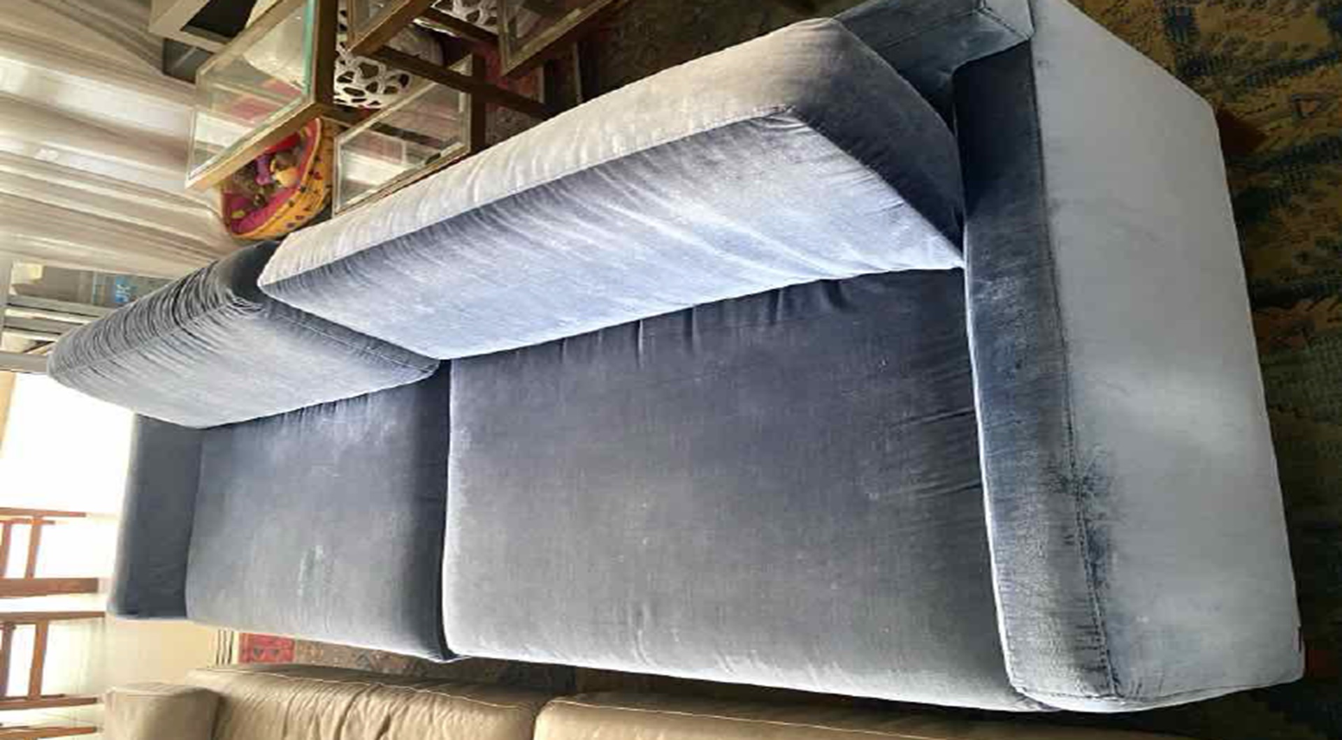 01 sofá em tecido azul - leilão judicial - Não informado BR - lance mínimo R$ 1.500