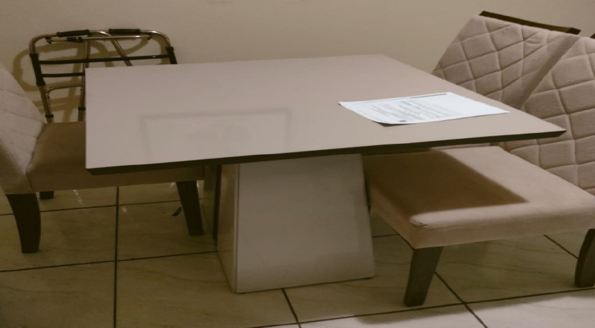 01 mesa com quatro cadeiras - leilão judicial - Não informado BR - lance mínimo R$ 450