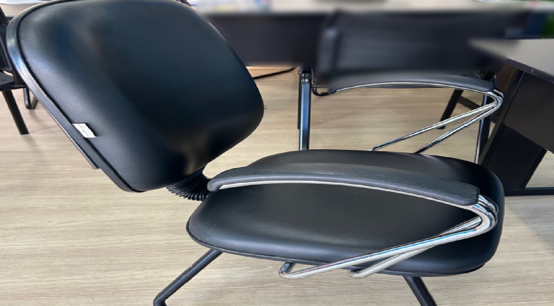 06 cadeiras almofadadas Flex Chair - leilão judicial - Não informado BR - lance mínimo R$ 1.050