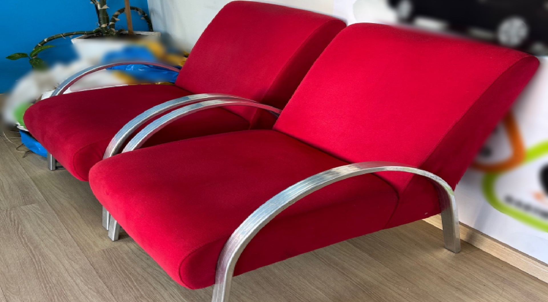 02 poltronas almofadadas  vermelha - leilão judicial - Não informado BR - lance mínimo R$ 150