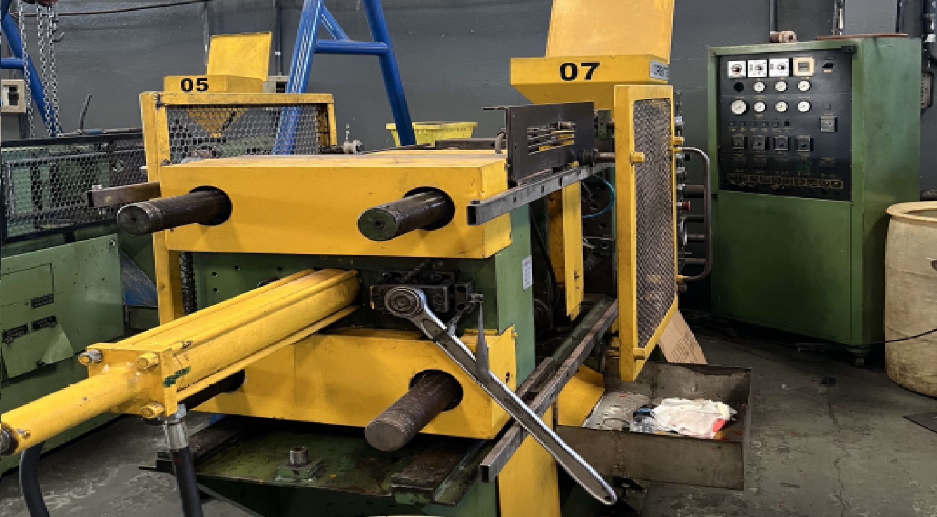 01 máquina injeora, modelo IPH 60/100 - leilão judicial - Não informado BR - lance mínimo R$ 10.357