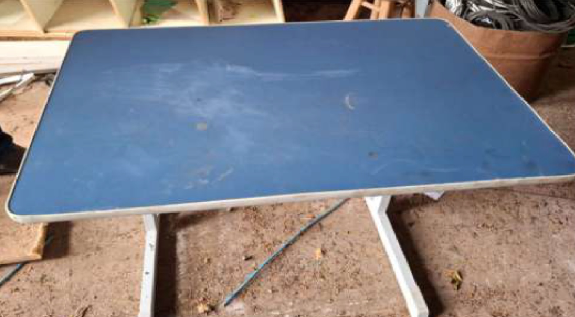 01 mesa retangular azul em MDF - leilão judicial - Não informado BR - lance mínimo R$ 50