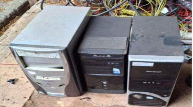 Foto de 03 gabinetes de computador, marcas diversas e configuração não aparente