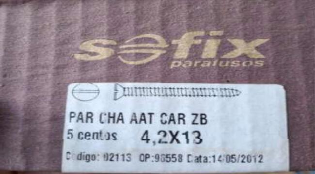 Foto de 20 caixas, contendo, cada uma, 500 parafusos
