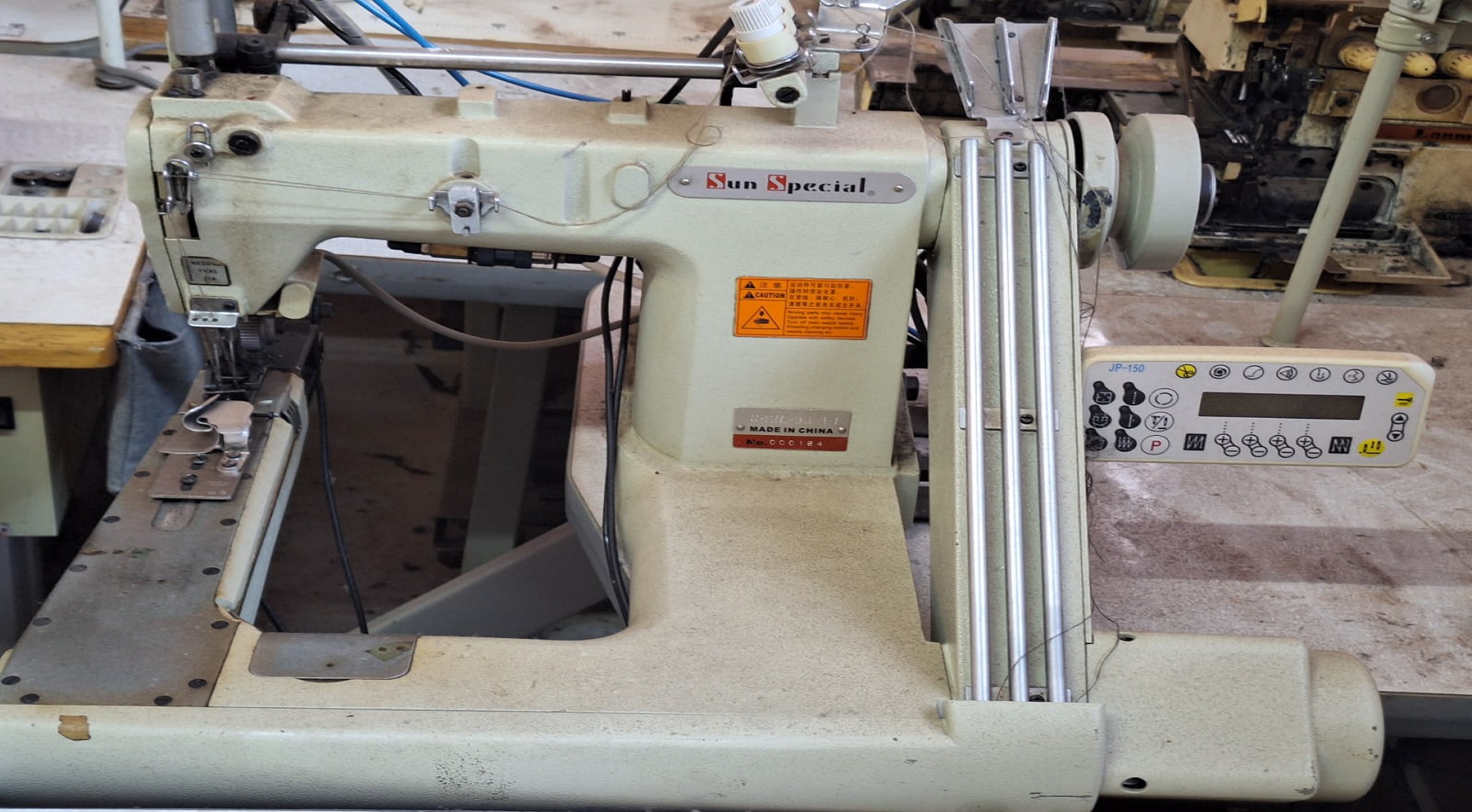 01 máquina de costura fechadeira Sun Special - leilão judicial - Não informado BR - lance mínimo R$ 5.000