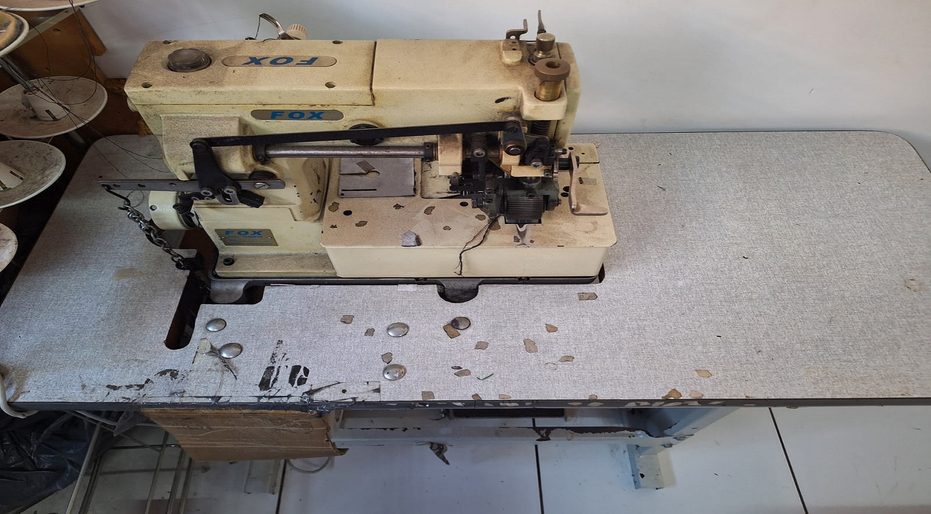 01 máquina de costura fechadeira FOX 1508 PTF - leilão judicial - Não informado BR - lance mínimo R$ 2.500