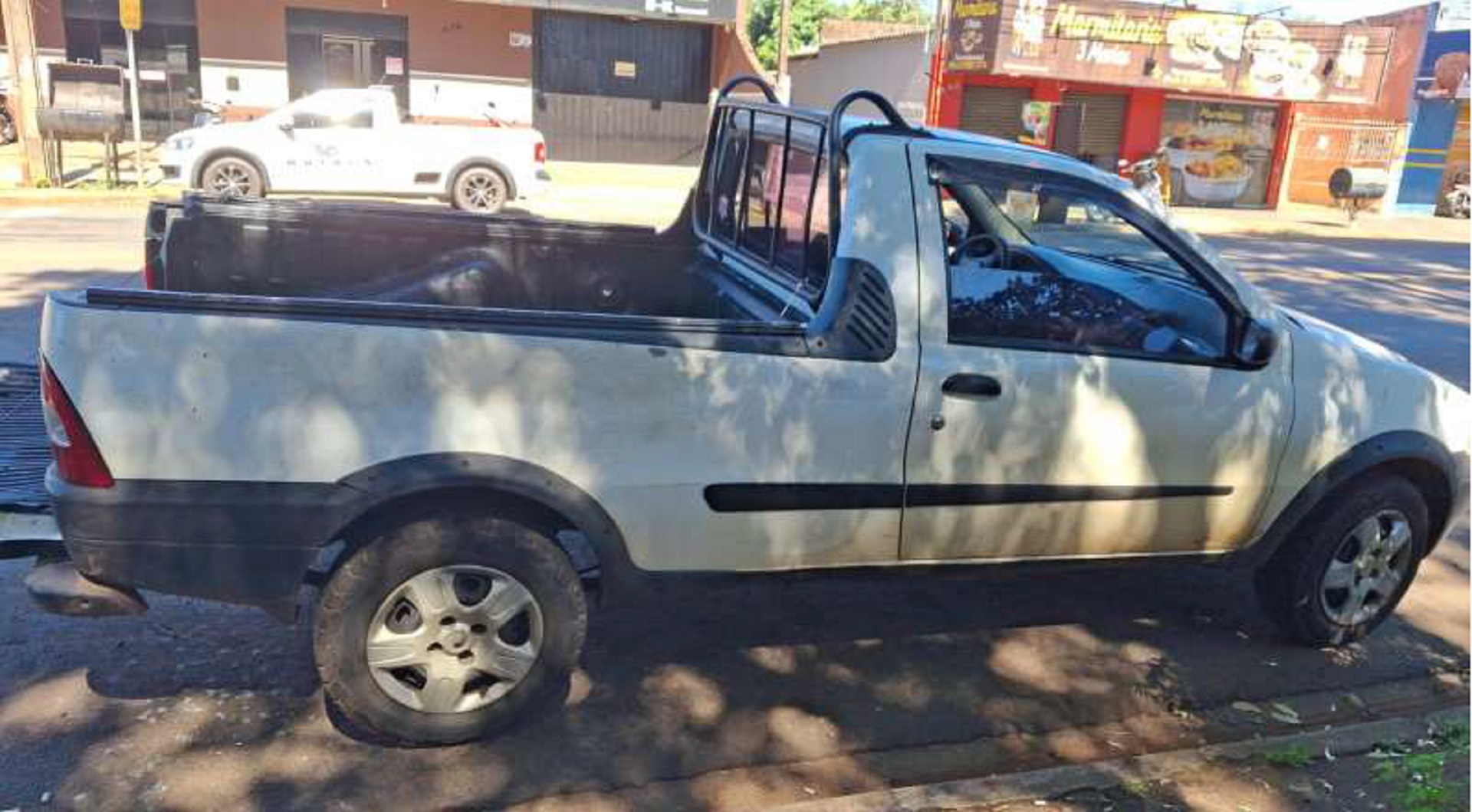 Fiat Strada Fire Flex, 05/06 em Arapongas/PR - leilão judicial - Arapongas PR - lance mínimo R$ 7.000