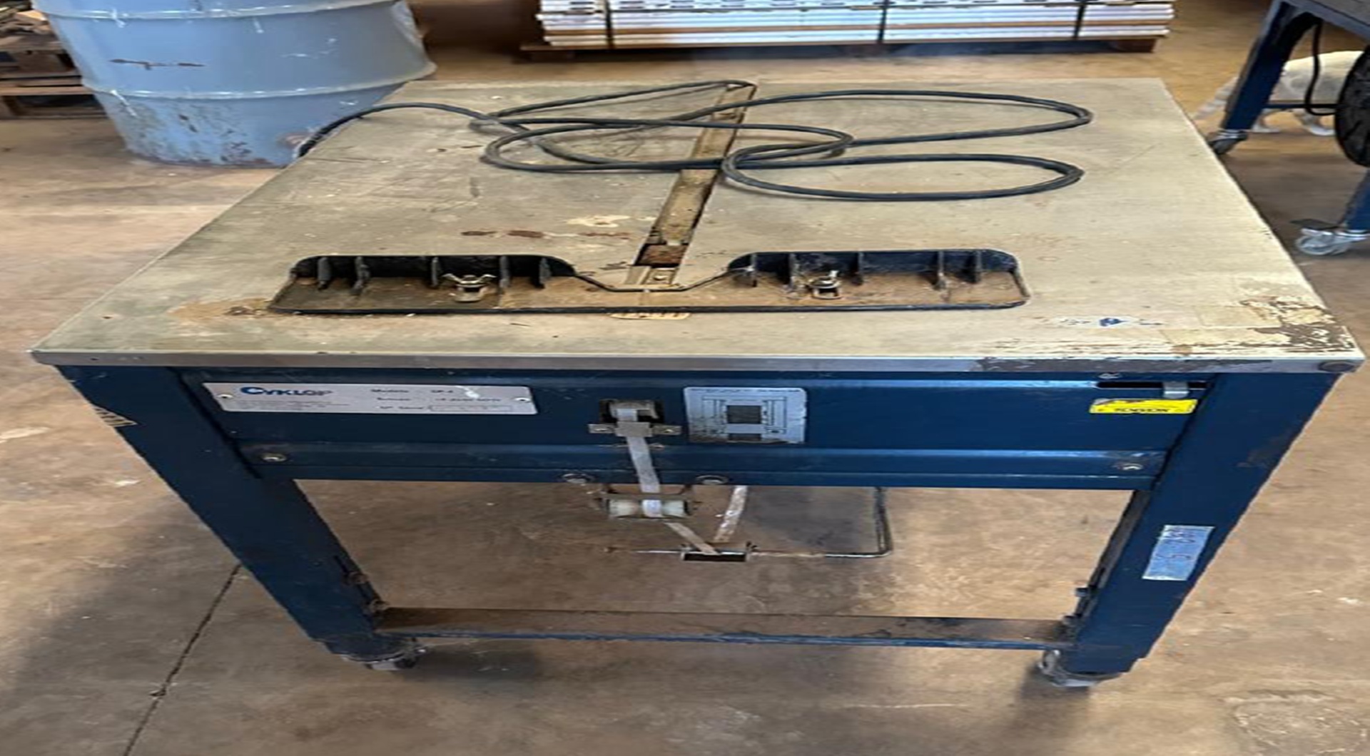 01 máquina de arquear, marca Cyklop - leilão judicial - Não informado BR - lance mínimo R$ 7.000