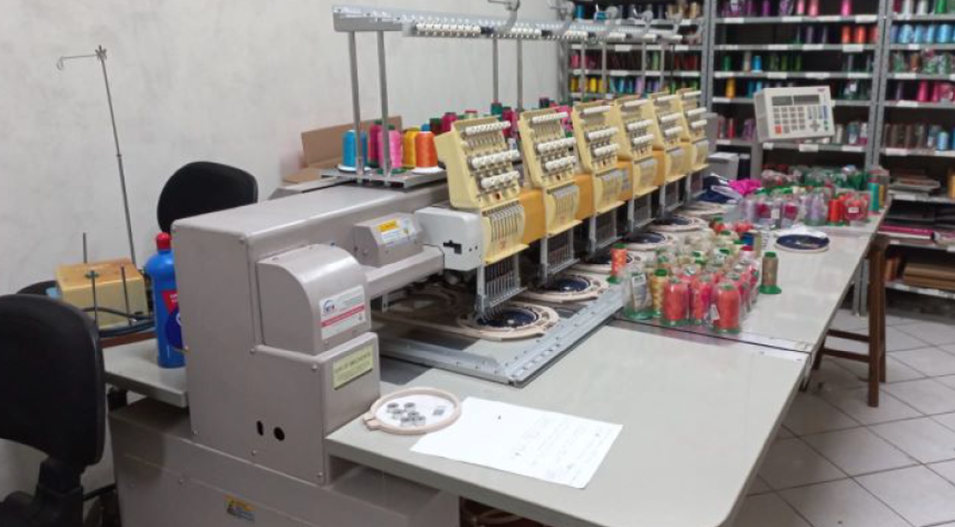 Foto de 01 máquina de bordar, marca SWF