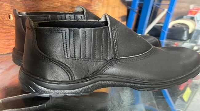 Foto de 57 sapatos pretos, em material sintético