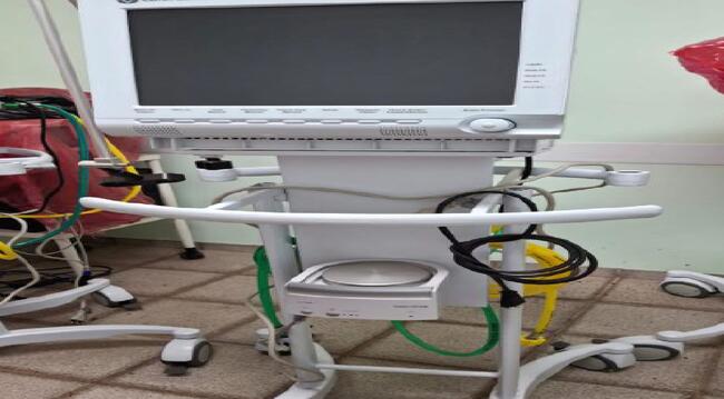 Foto de 03 ventiladores pulmonares, marca VYAIRE MEDICAL